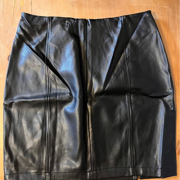 Faux leather skirt - Picture 2 of 3